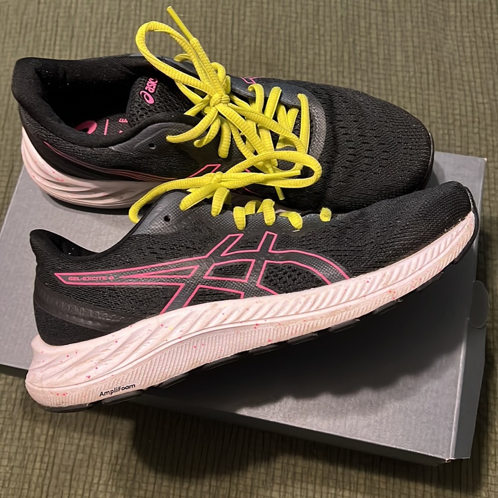 Like New Woman’s ASICS - Picture 5 of 5